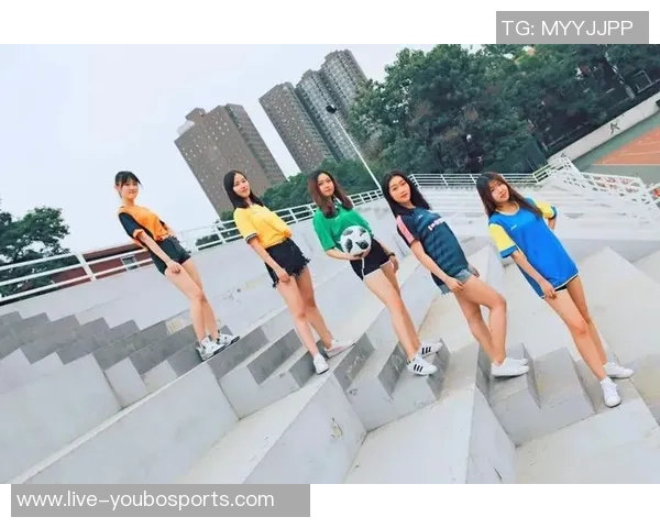 足球宝贝站一排展现青春风采球场魅力与时尚完美结合的视觉盛宴 足球宝贝站一排展现青春风采球场魅力与时尚完美结合的视觉盛宴